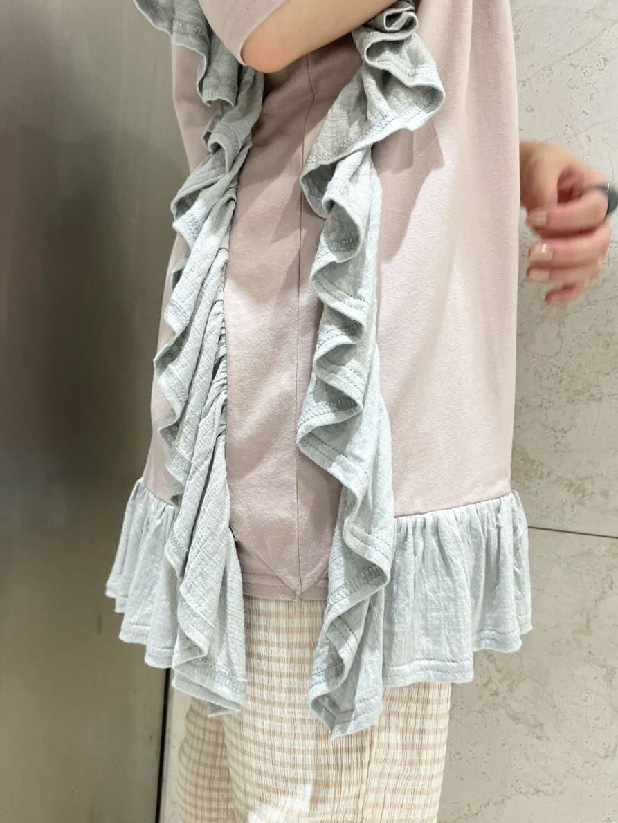 ピンク系のTシャツ/カットソー、ベージュ系のその他パンツ、シルバー系のその他シューズを着用したレディースの夏コーディネートの7枚目の写真