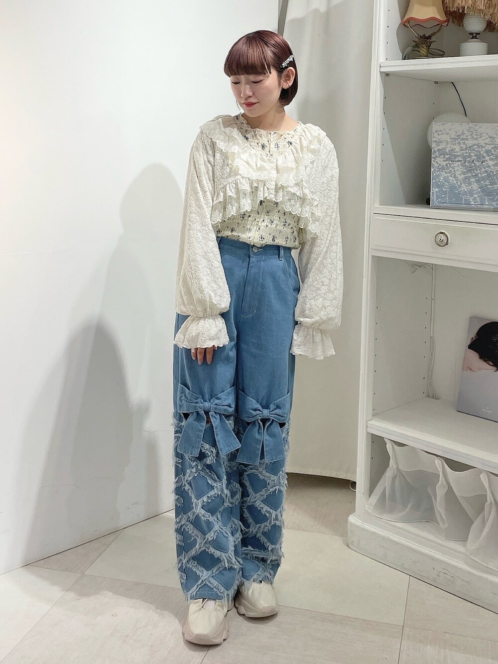 ホワイト系のシャツ/ブラウス、ホワイト系のTシャツ/カットソー、ブルー系のデニムパンツを着用したレディースの春コーディネートの2枚目の写真