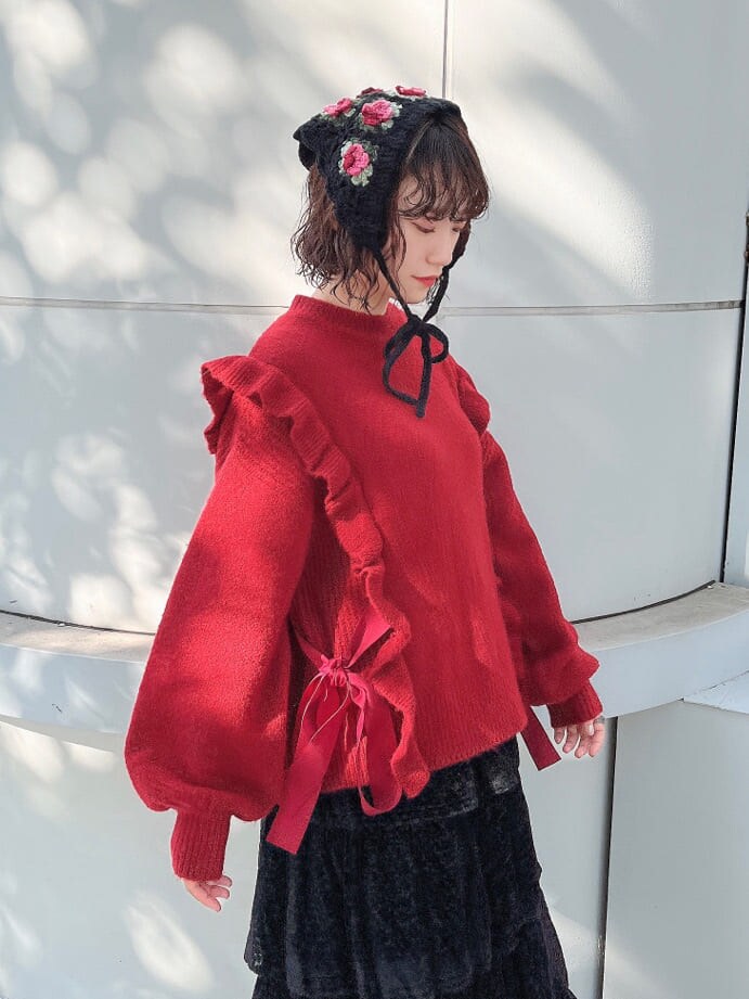 ブラック系のローファー、レッド系のニット/セーター、ブラック系のスカートを着用したレディースの秋コーディネートの5枚目の写真