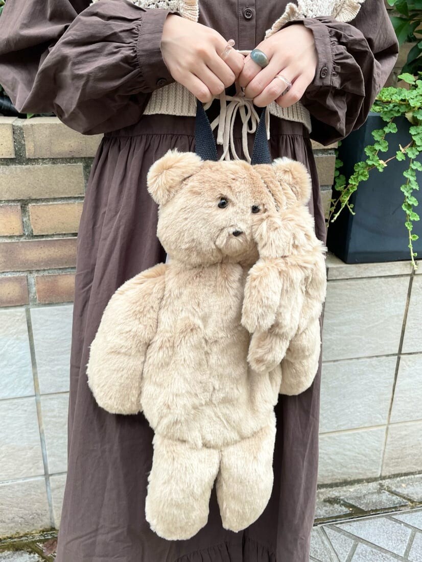 ベージュ系のハンドバッグ、ホワイト系のニット/セーター、ブラウン系のワンピースを着用したレディースの秋コーディネートの5枚目の写真