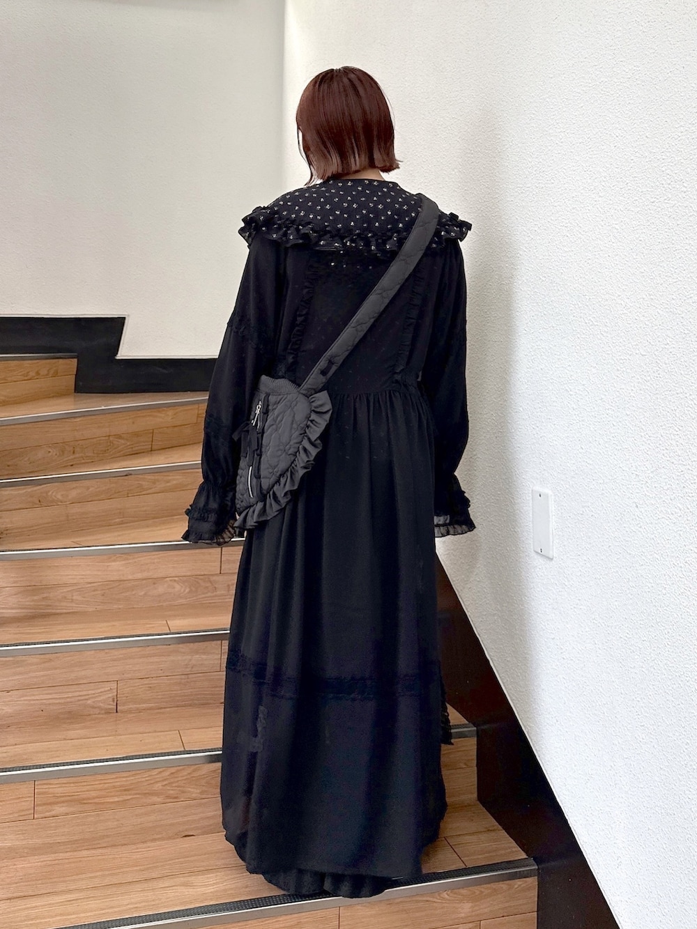 ブラック系のシャツ/ブラウス、ブラック系のワンピース、ブラック系のショルダーバッグを着用したレディースの夏コーディネートの3枚目の写真