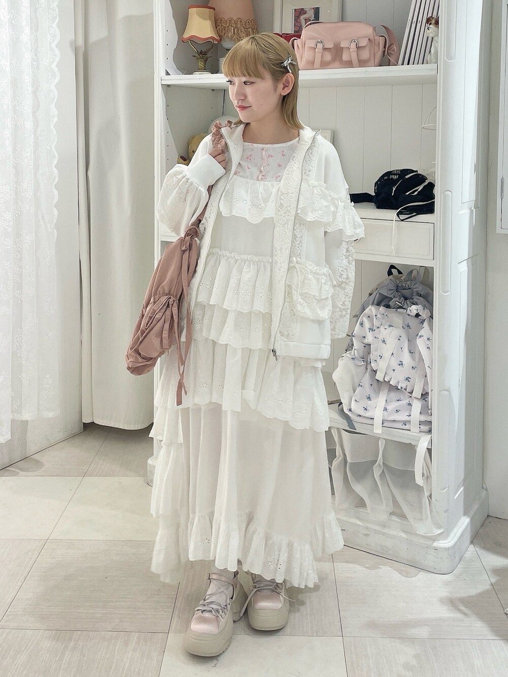 ピンク系のTシャツ/カットソー、ピンク系のトートバッグ、ホワイト系のワンピースを着用したレディースの冬コーディネートの2枚目の写真