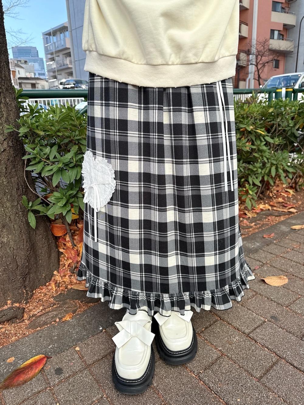 ベージュ系のスウェット、ベージュ系のショルダーバッグ、ベージュ系のスカートを着用したレディースの冬コーディネートの8枚目の写真