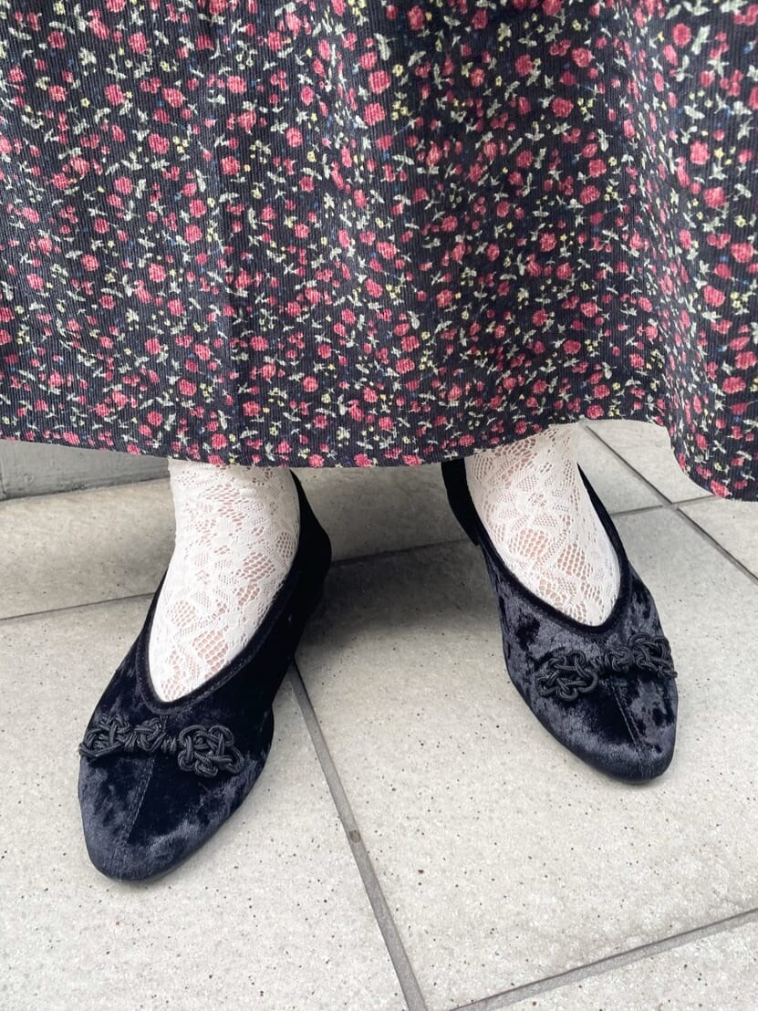 ブラック系のカーディガン/ボレロ、ブラック系のワンピース、ブラック系のその他シューズを着用したレディースの秋コーディネートの9枚目の写真