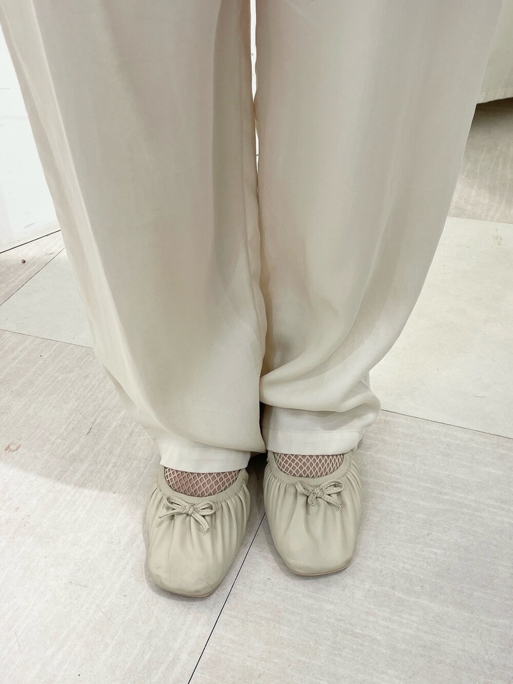 ホワイト系のシャツ/ブラウス、ホワイト系のスラックス、ベージュ系のバレエシューズを着用したレディースの夏コーディネートの5枚目の写真