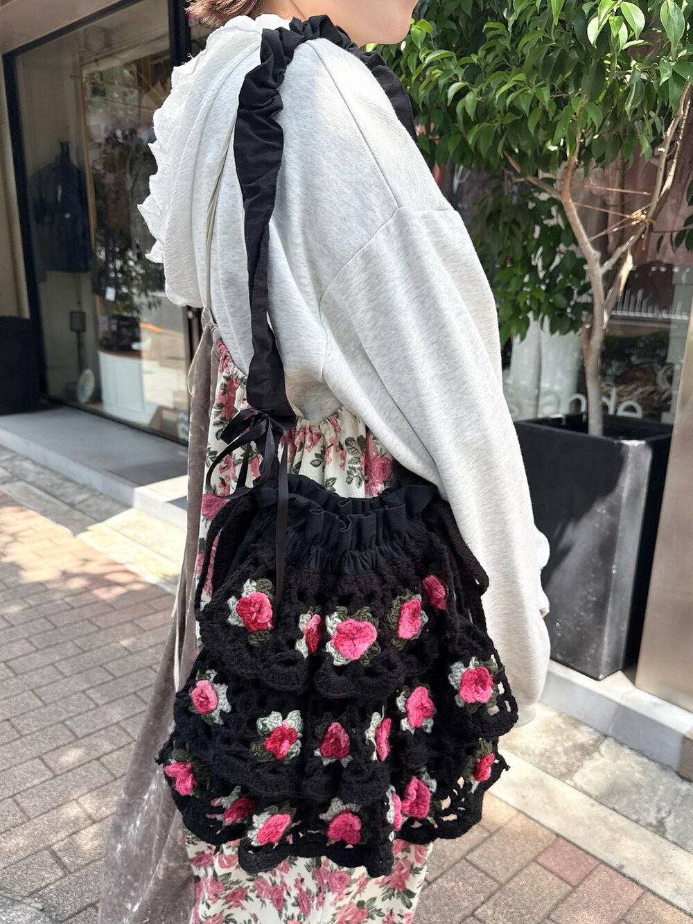 ピンク系のワンピース、グレー系のスウェット、ホワイト系のTシャツ/カットソーを着用したレディースの夏コーディネートの7枚目の写真