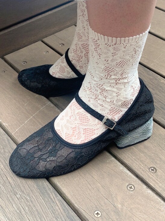 ホワイト系のワンピースを着用したレディースの夏コーディネートの7枚目の写真