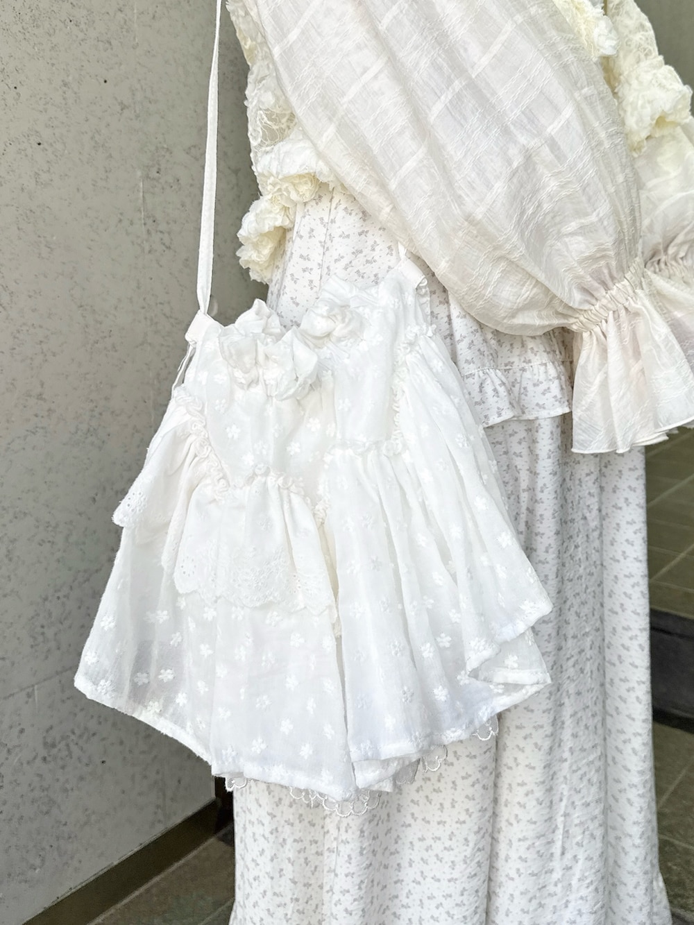 ホワイト系のTシャツ/カットソー、ホワイト系のワンピース、ホワイト系のブルゾンを着用したレディースの冬コーディネートの7枚目の写真