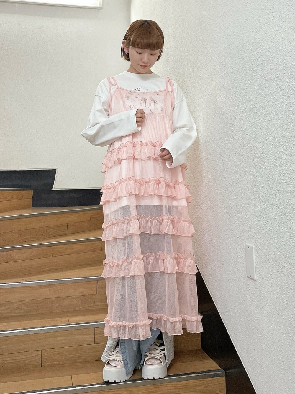 ホワイト系のTシャツ/カットソー、ピンク系のワンピース、ブルー系のデニムパンツを着用したレディースの春コーディネートの2枚目の写真