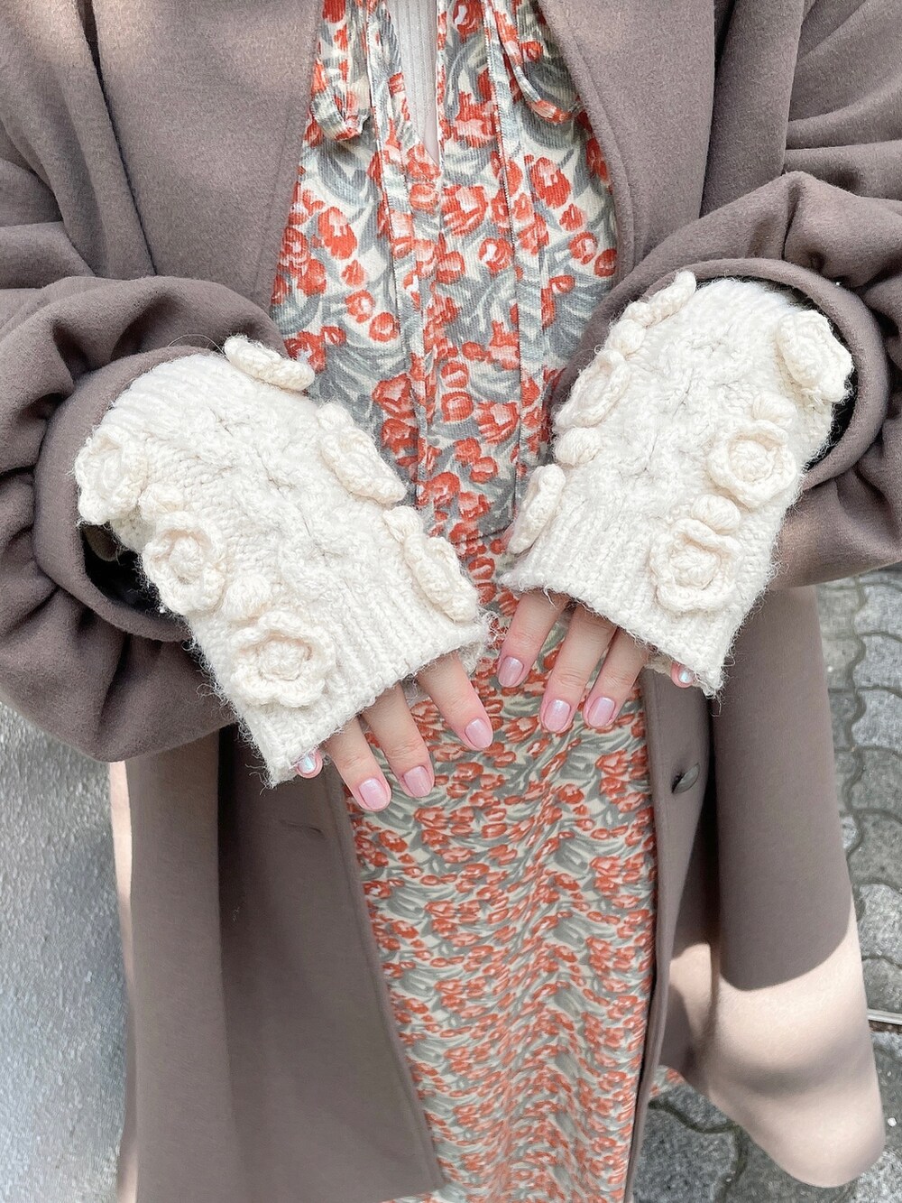 ブラウン系のその他アウター、ホワイト系のニット/セーター、オレンジ系のワンピースを着用したレディースの秋コーディネートの4枚目の写真