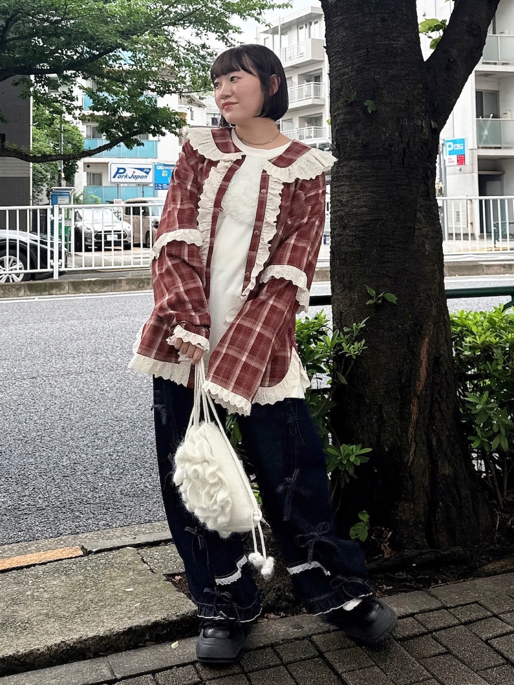 ホワイト系のTシャツ/カットソー、レッド系のシャツ/ブラウス、ホワイト系のバックパック/リュックを着用したレディースの夏コーディネートの2枚目の写真