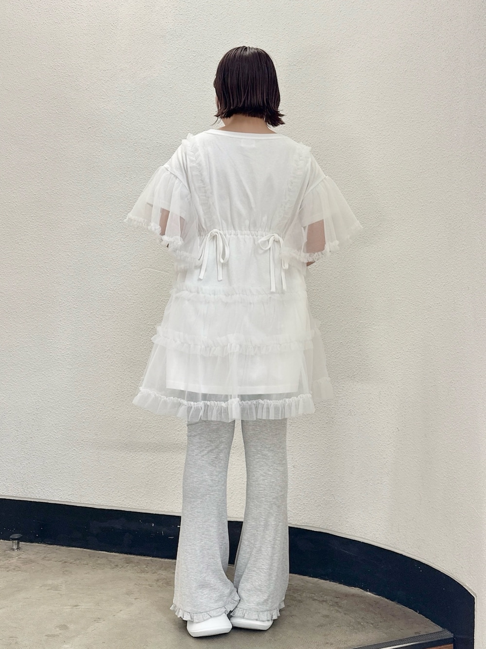 ホワイト系のワンピース、グレー系のその他パンツ、ホワイト系のスニーカーを着用したレディースの春コーディネートの3枚目の写真