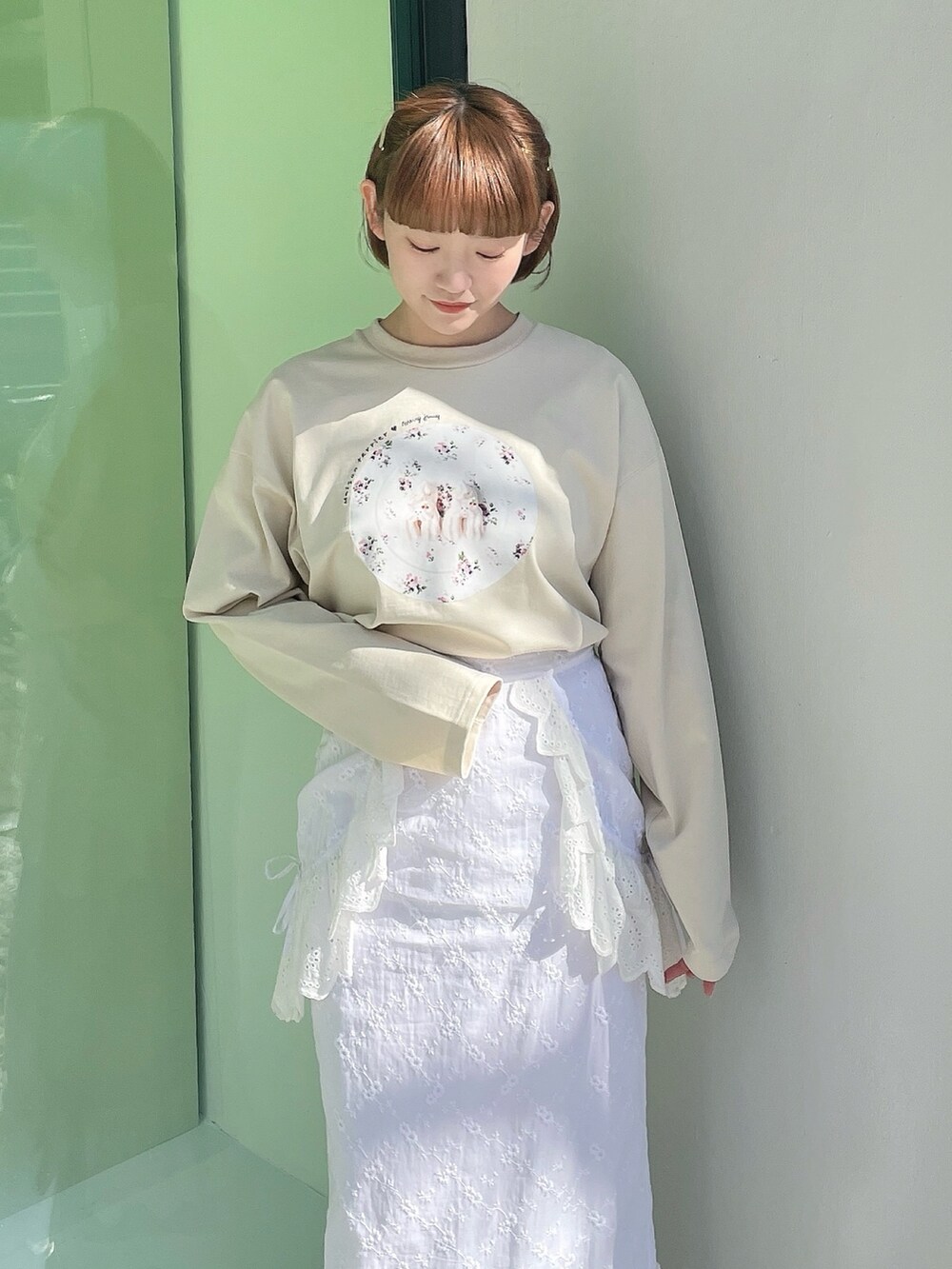 ホワイト系のスカート、ブルー系のサンダル、ベージュ系のTシャツ/カットソーを着用したレディースの冬コーディネートの5枚目の写真