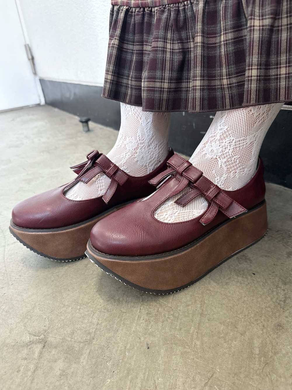 ベージュ系のシャツ/ブラウス、ベージュ系のショルダーバッグ、レッド系のワンピースを着用したレディースの夏コーディネートの9枚目の写真