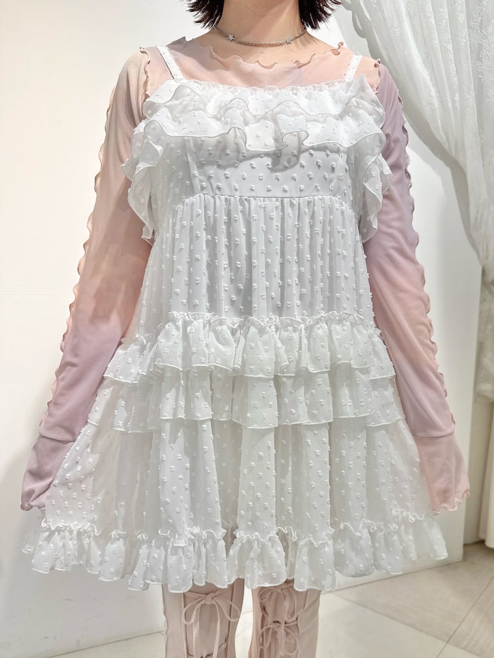 ピンク系のTシャツ/カットソー、ピンク系のその他パンツ、ホワイト系のバレエシューズを着用したレディースの春コーディネートの6枚目の写真