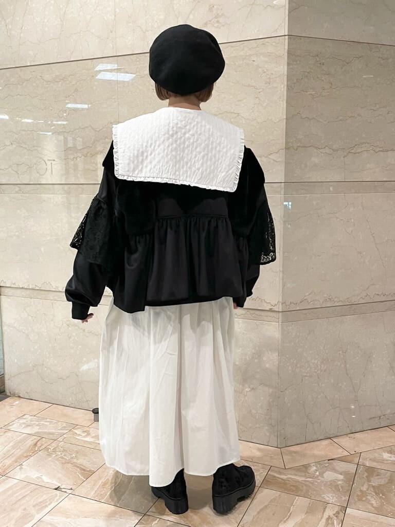 ブラック系のブルゾン、ホワイト系のワンピース、ブラック系のトートバッグを着用したレディースの秋コーディネートの3枚目の写真