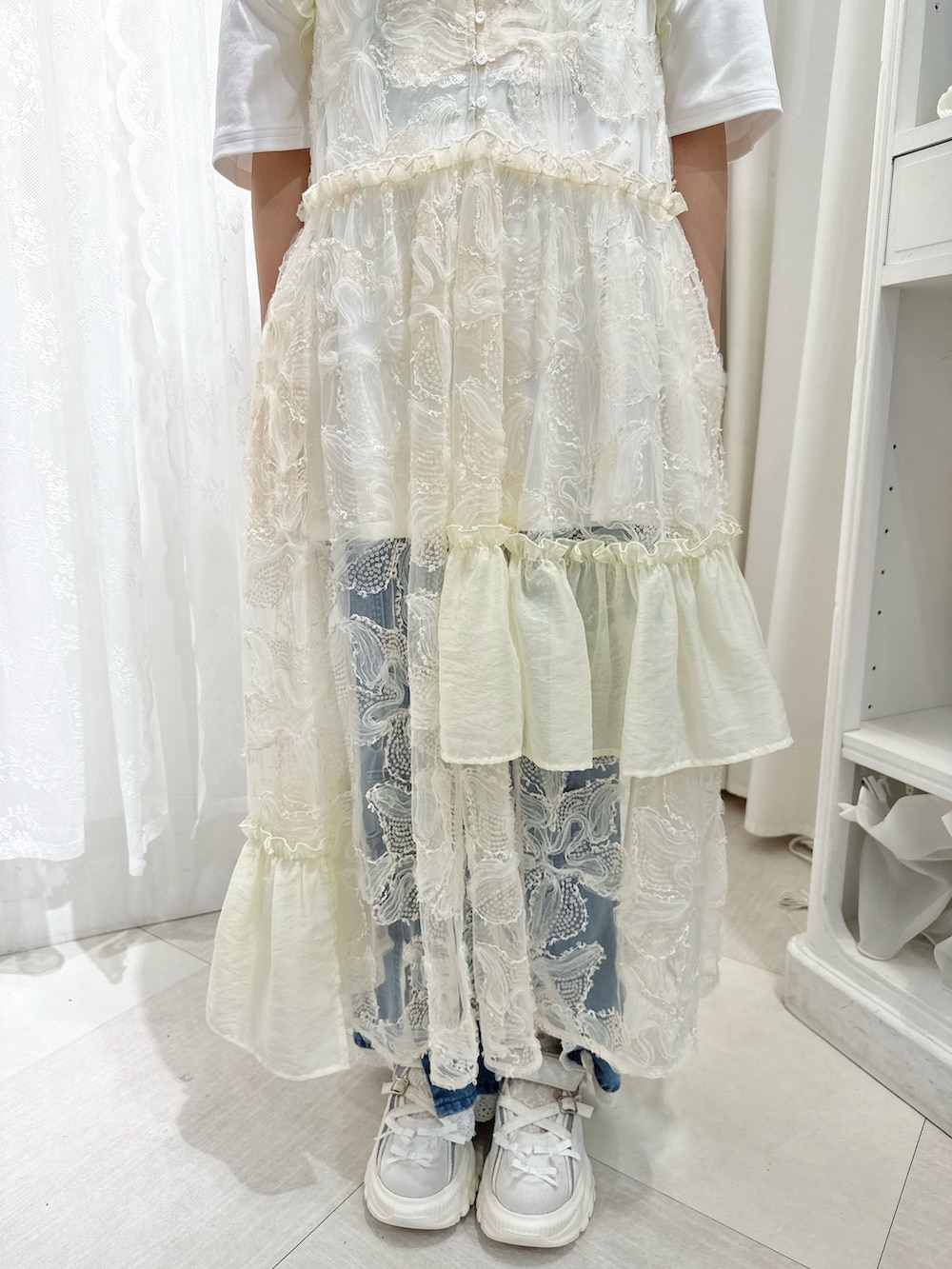 その他のハンドバッグ、ホワイト系のワンピース、ホワイト系のTシャツ/カットソーを着用したレディースの夏コーディネートの9枚目の写真