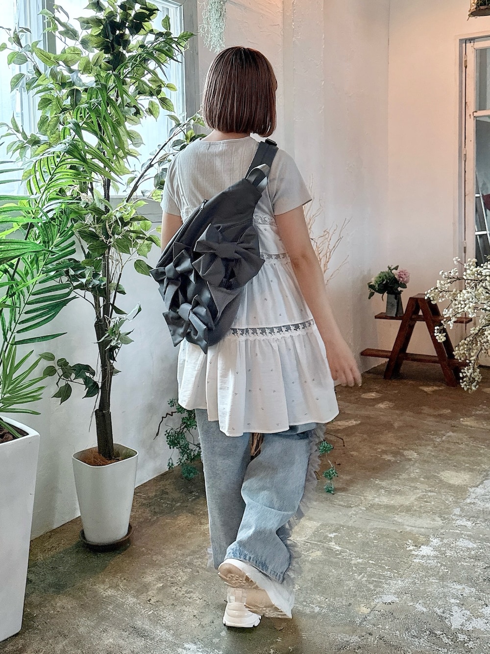 ピンク系のキャミソール、グレー系のショルダーバッグ、グレー系のTシャツ/カットソーを着用したレディースの春コーディネートの3枚目の写真