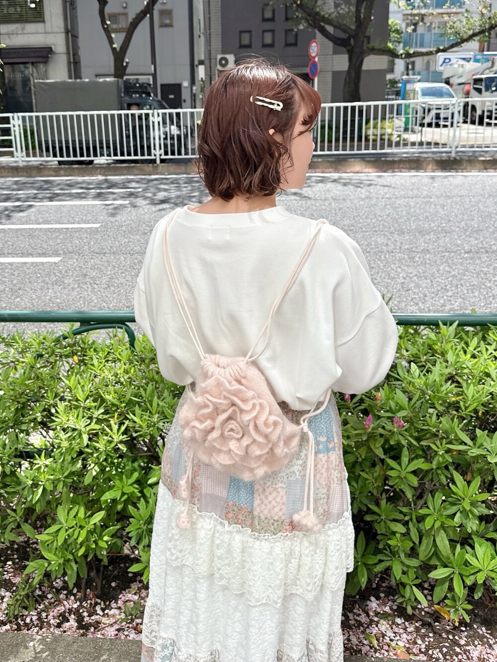 ホワイト系のTシャツ/カットソー、ピンク系のスカート、ホワイト系のバレエシューズを着用したレディースの春コーディネートの5枚目の写真