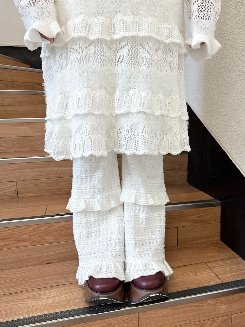 ホワイト系のショルダーバッグ、ピンク系のTシャツ/カットソー、ホワイト系のワンピースを着用したレディースの夏コーディネートの6枚目の写真