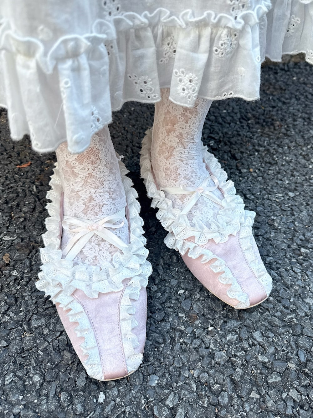 ホワイト系のTシャツ/カットソー、ピンク系のカーディガン/ボレロ、ホワイト系のワンピースを着用したレディースの冬コーディネートの9枚目の写真