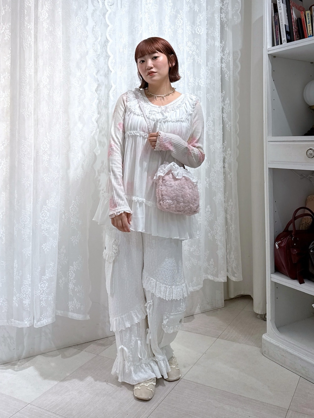 ピンク系のTシャツ/カットソー、ホワイト系のカーゴパンツ、ホワイト系のシャツ/ブラウスを着用したレディースの夏コーディネートの2枚目の写真
