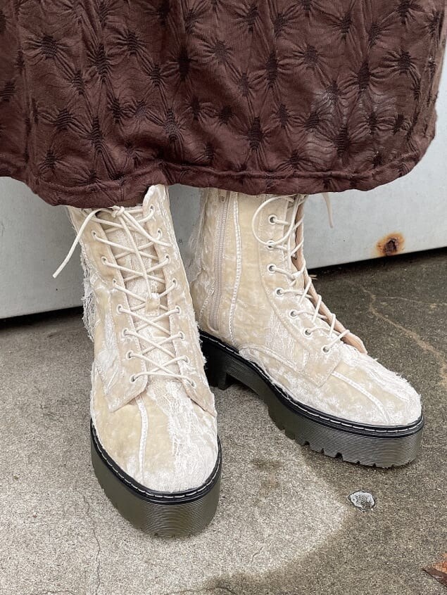 ブラウン系のワンピース、ブラウン系のその他アウター、ホワイト系のブーツを着用したレディースの秋コーディネートの3枚目の写真