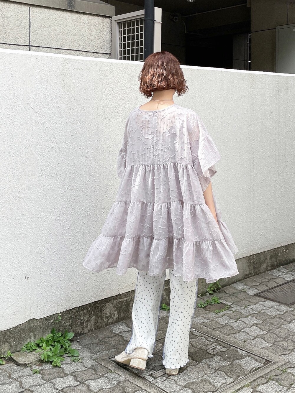 パープル系のワンピース、ブルー系のその他パンツ、ホワイト系のパンプスを着用したレディースの春コーディネートの3枚目の写真