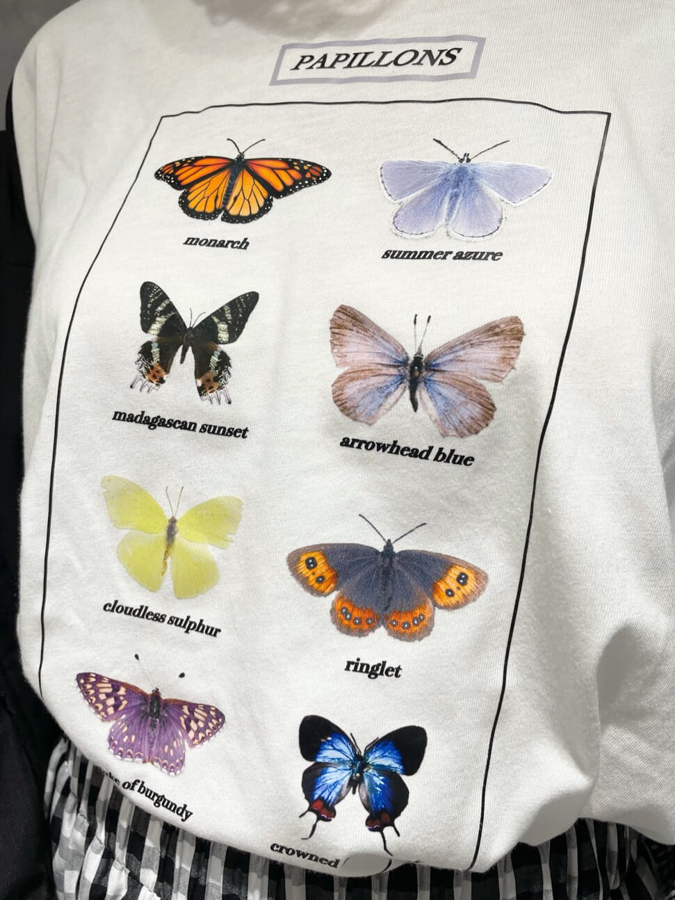 ブラック系のテーラードジャケット、ホワイト系のTシャツ/カットソー、ブラック系のスカートを着用したレディースの秋コーディネートの8枚目の写真