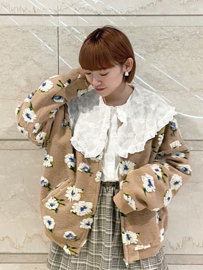 ホワイト系のシャツ/ブラウス、ホワイト系のローファー、ベージュ系のスカートを着用したレディースの秋コーディネートの4枚目の写真