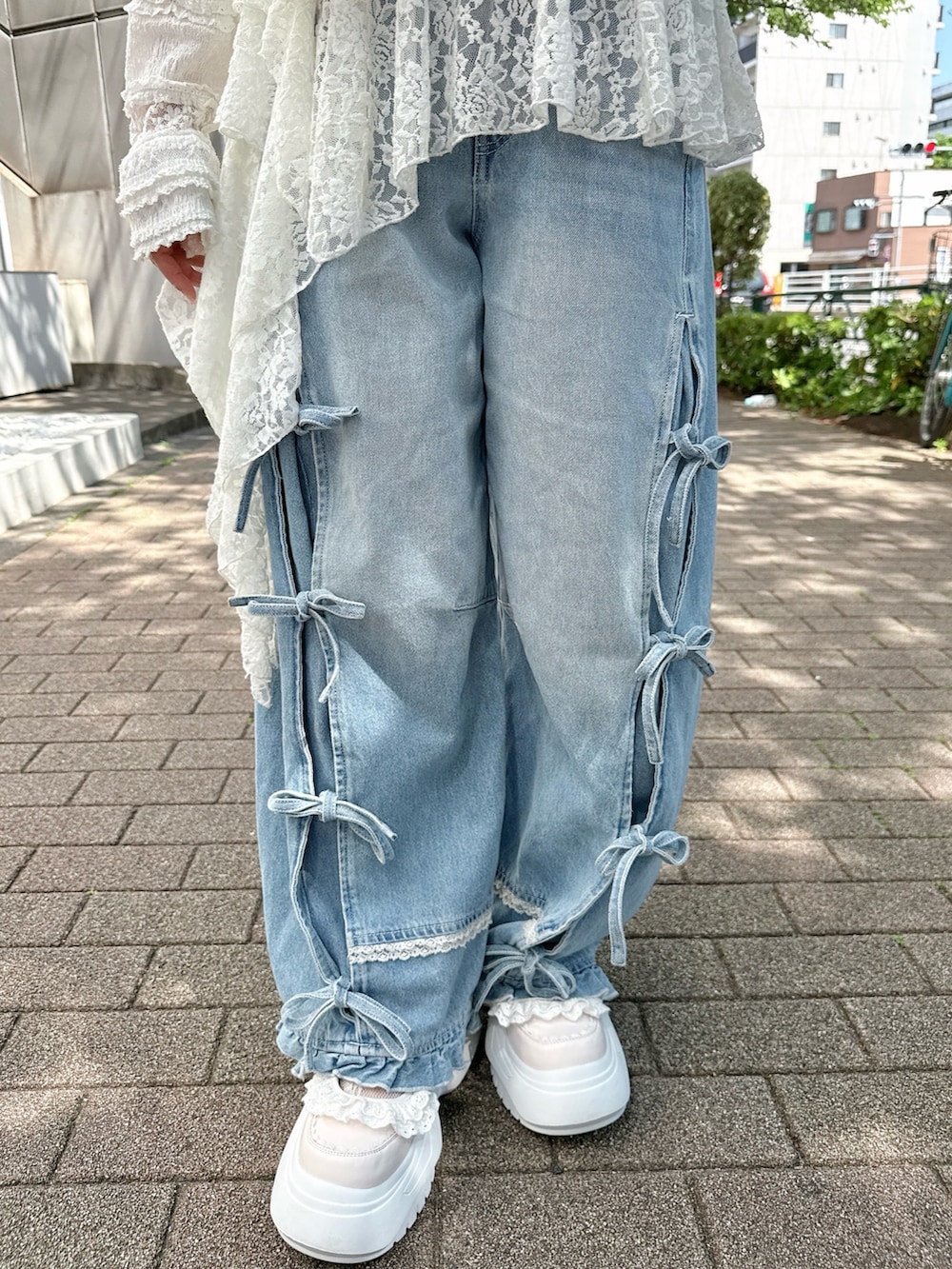 ホワイト系のTシャツ/カットソー、ピンク系のキャミソール、ブルー系のデニムパンツを着用したレディースの春コーディネートの8枚目の写真