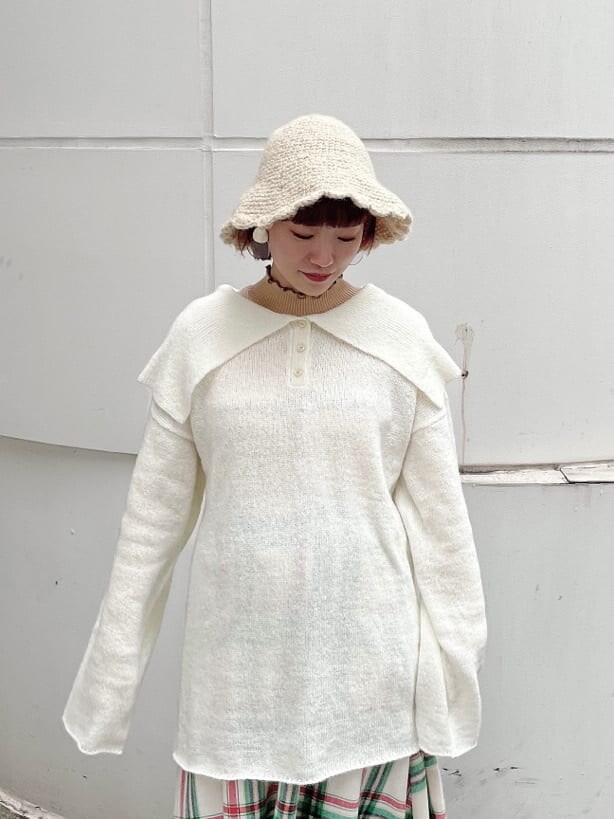 ホワイト系のブーツ、レッド系のスカート、ホワイト系のニット/セーターを着用したレディースの秋コーディネートの2枚目の写真