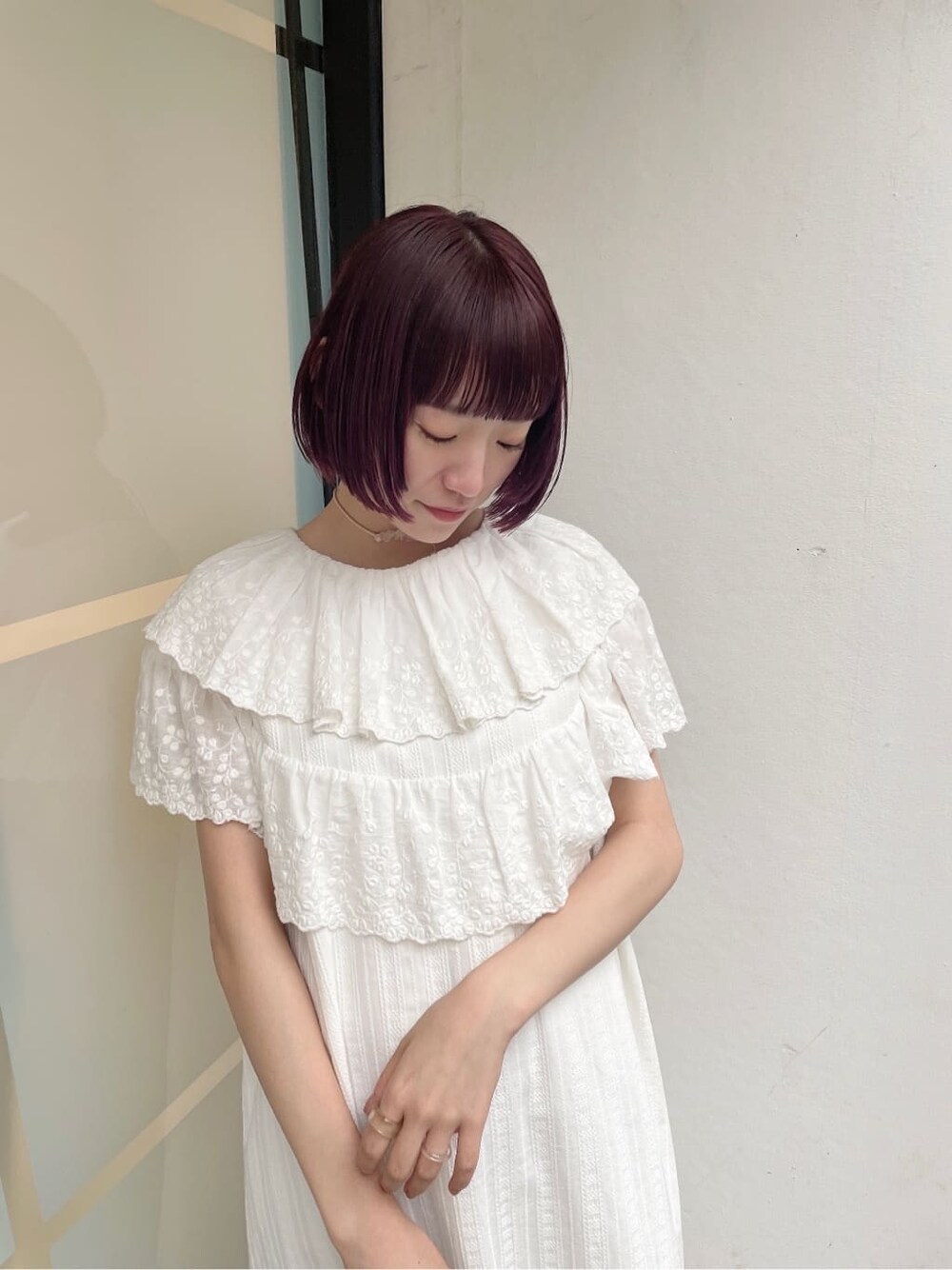 ホワイト系のワンピース、ブラウン系のサンダル、ホワイト系のトートバッグを着用したレディースの春コーディネートの4枚目の写真