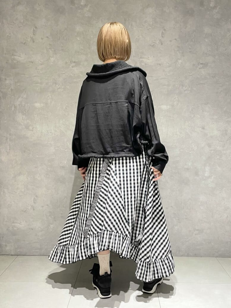 ブラック系のテーラードジャケット、ホワイト系のTシャツ/カットソー、ブラック系のスカートを着用したレディースの秋コーディネートの3枚目の写真