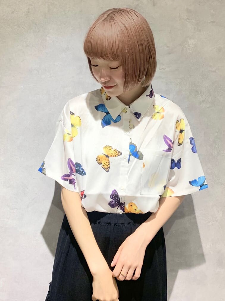 ベージュ系のパンプス、ホワイト系のシャツ/ブラウス、ブラック系のスカートを着用したレディースの夏コーディネートの2枚目の写真