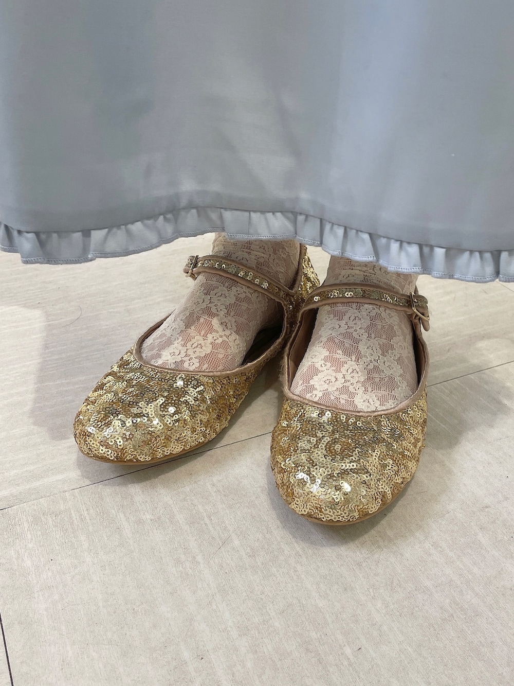 ホワイト系のトートバッグ、ブルー系のワンピース、ゴールド系のパンプスを着用したレディースの春コーディネートの8枚目の写真