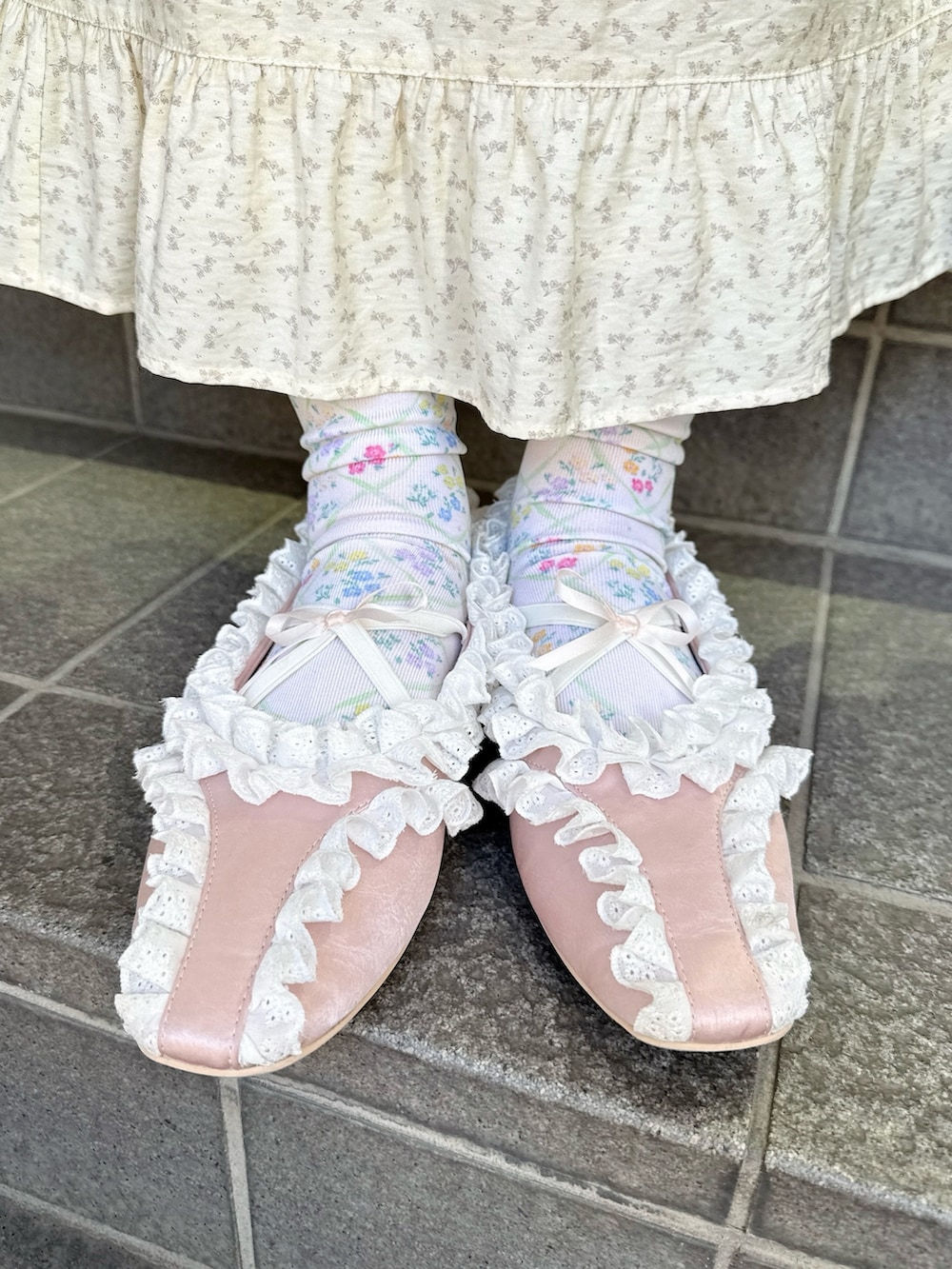 グレー系のテーラードジャケット、ベージュ系のワンピース、ホワイト系のショルダーバッグを着用したレディースの冬コーディネートの8枚目の写真