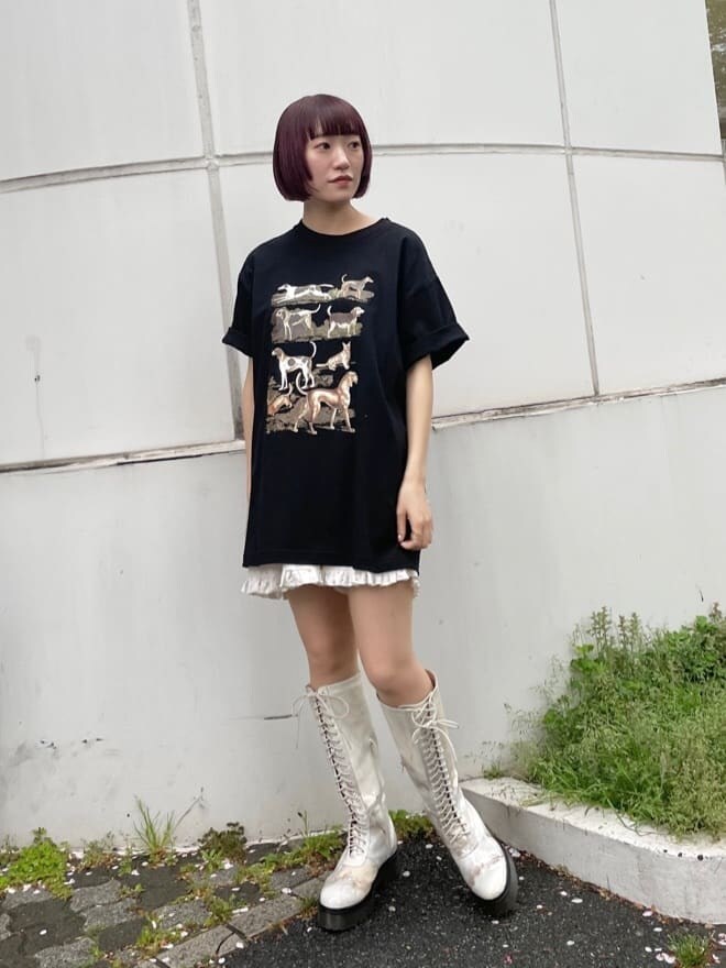 ホワイト系のショルダーバッグ、ホワイト系のその他パンツ、ブラック系のTシャツ/カットソーを着用したレディースの春コーディネートの2枚目の写真