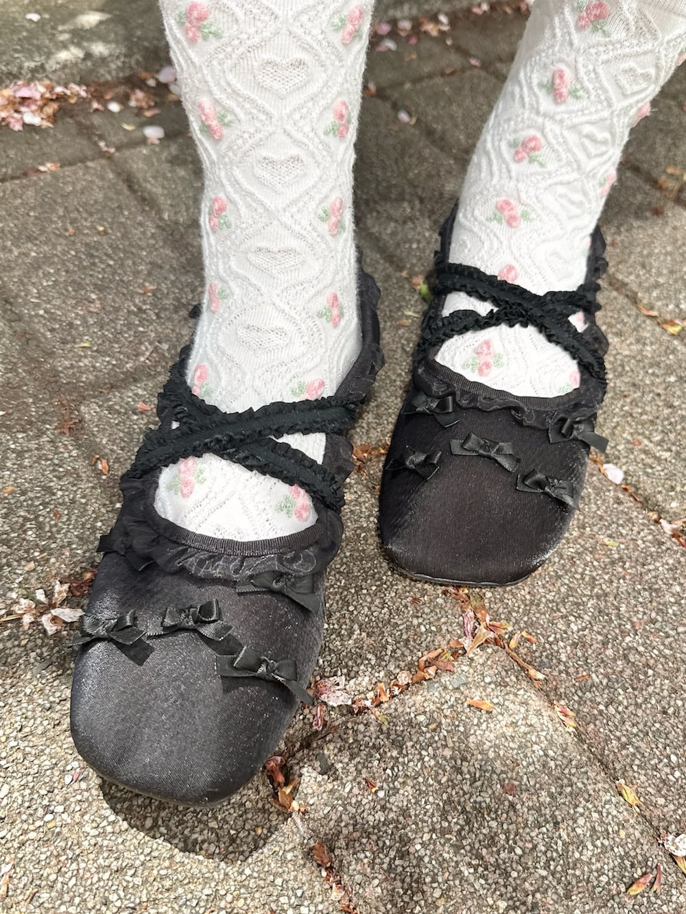 ブラック系のワンピース、ピンク系のハンドバッグ、ブラック系のバレエシューズを着用したレディースの春コーディネートの8枚目の写真