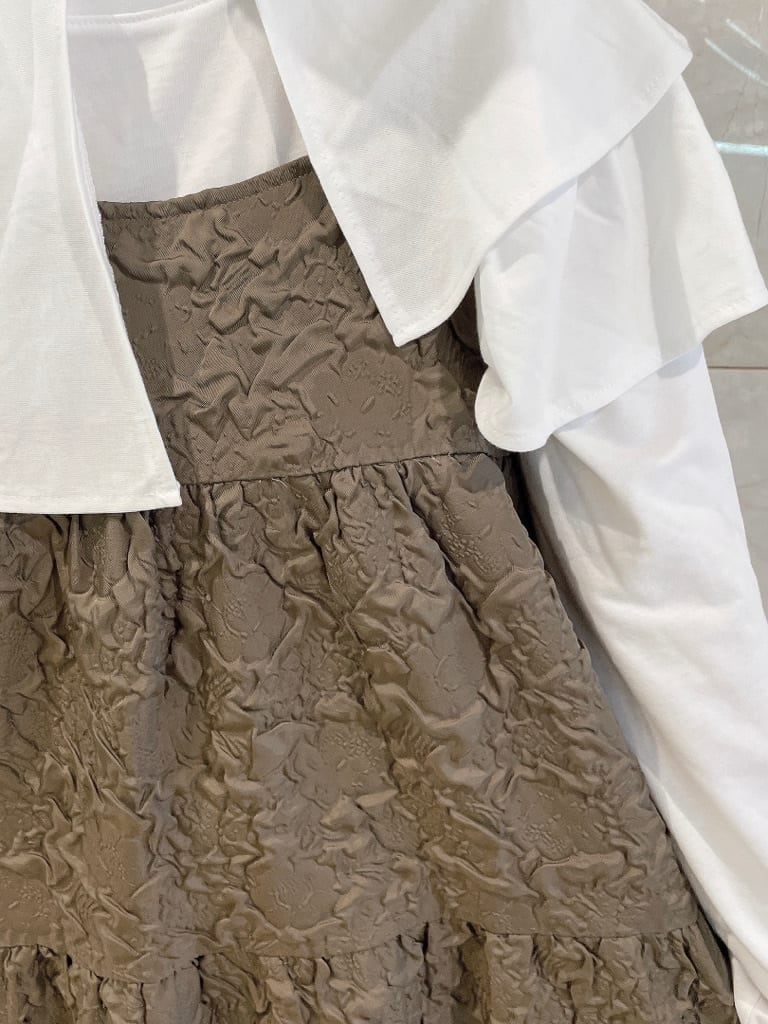 ホワイト系のパンプス、ブラウン系のワンピース、ホワイト系のTシャツ/カットソーを着用したレディースの秋コーディネートの5枚目の写真