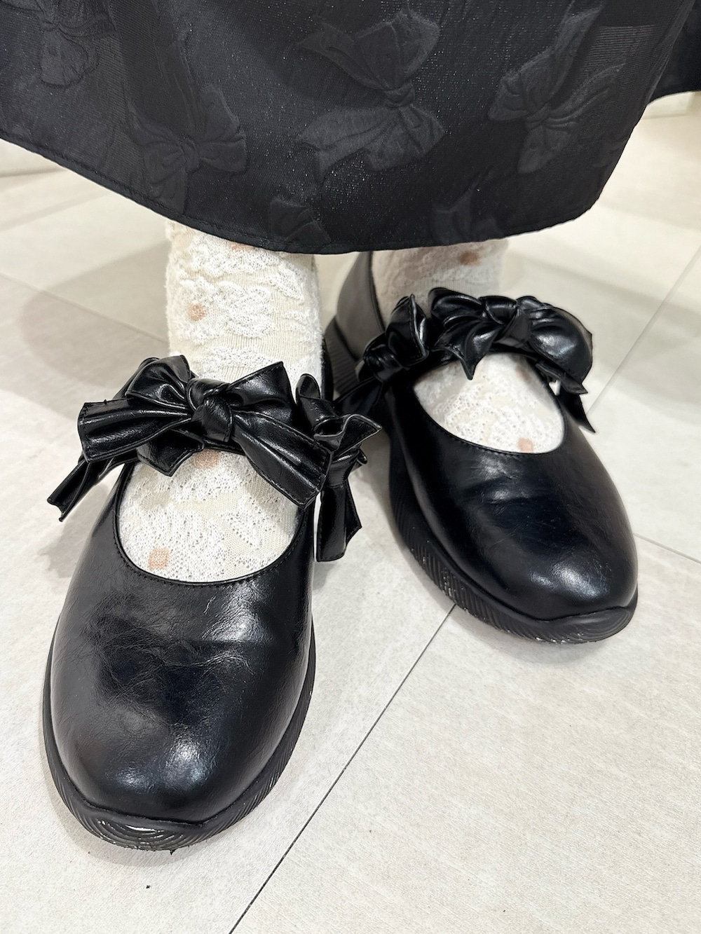 ホワイト系のシャツ/ブラウス、その他のハンドバッグ、ブラック系のパンプスを着用したレディースの夏コーディネートの9枚目の写真