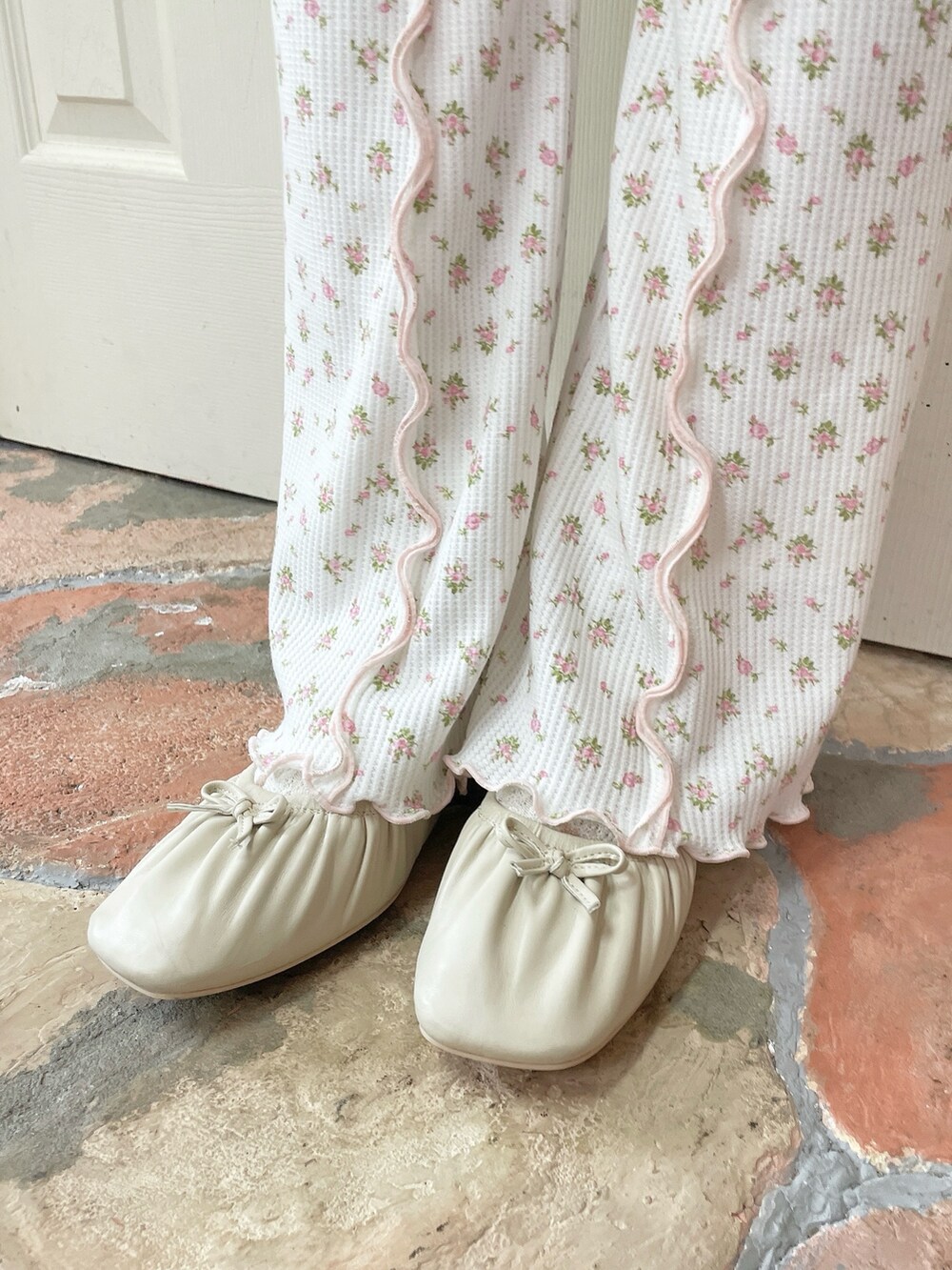 ホワイト系のワンピース、ピンク系のスウェットパンツ、ベージュ系のバレエシューズを着用したレディースの夏コーディネートの6枚目の写真