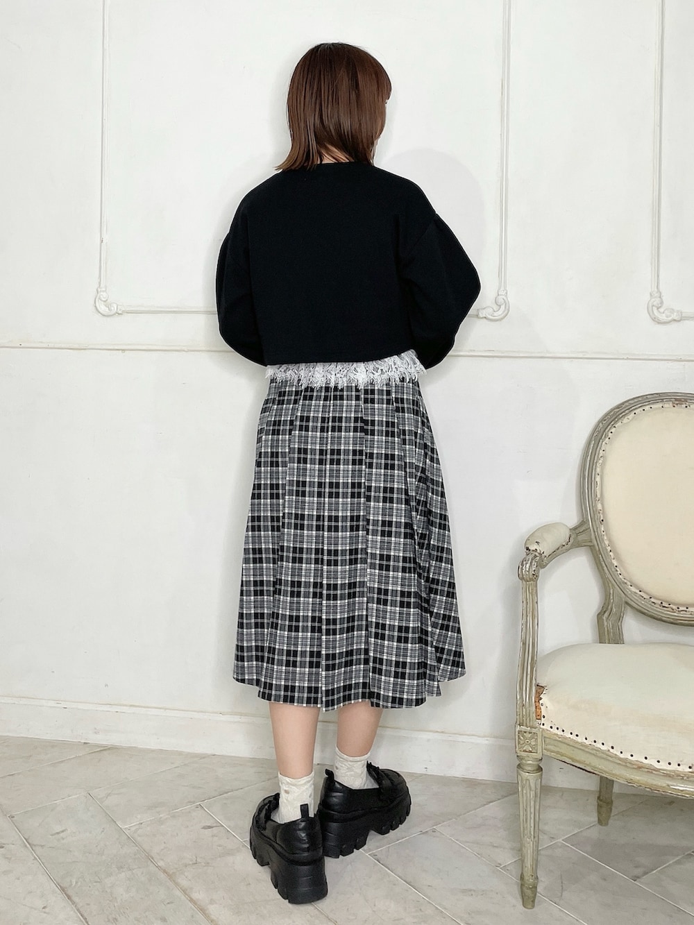 ブラック系のカーディガン/ボレロ、ブラック系のスカート、ブラック系のローファーを着用したレディースの秋コーディネートの3枚目の写真