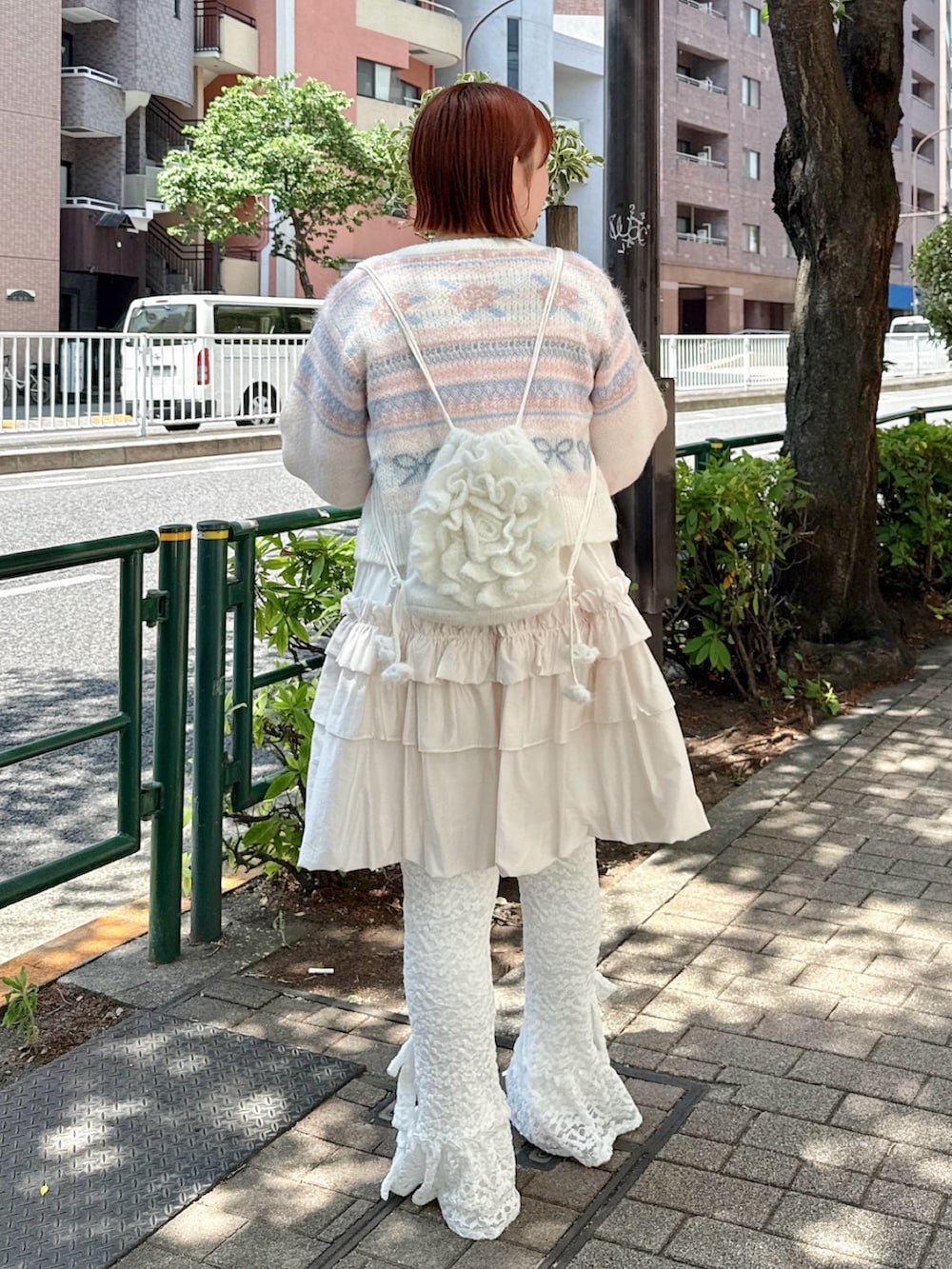 ホワイト系のカーディガン/ボレロ、ホワイト系のその他パンツ、ホワイト系のTシャツ/カットソーを着用したレディースの春コーディネートの3枚目の写真
