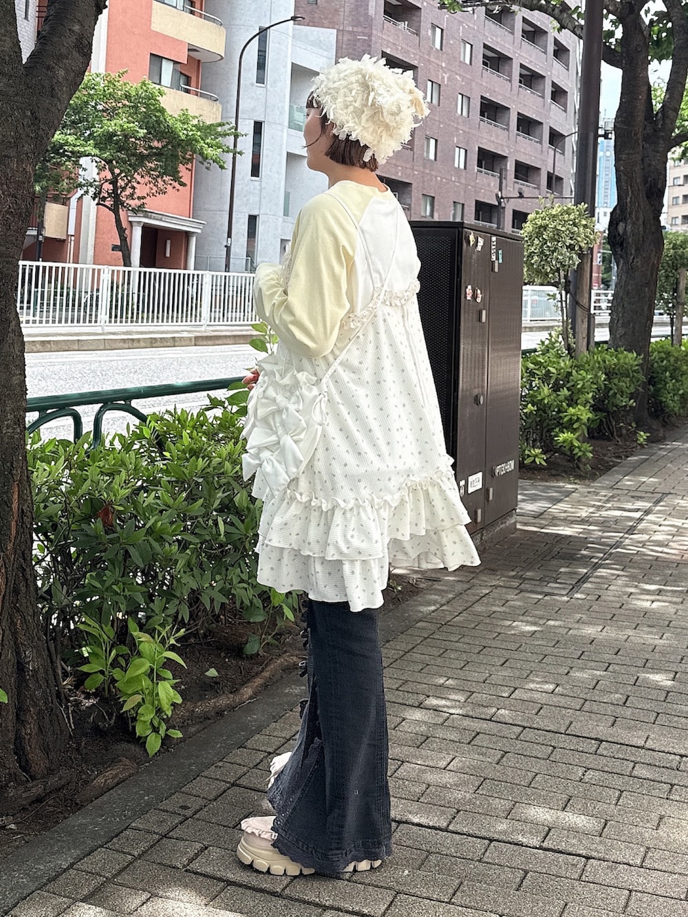 イエロー系のTシャツ/カットソー、ブラック系のデニムパンツ、ピンク系のローファーを着用したレディースの夏コーディネートの3枚目の写真