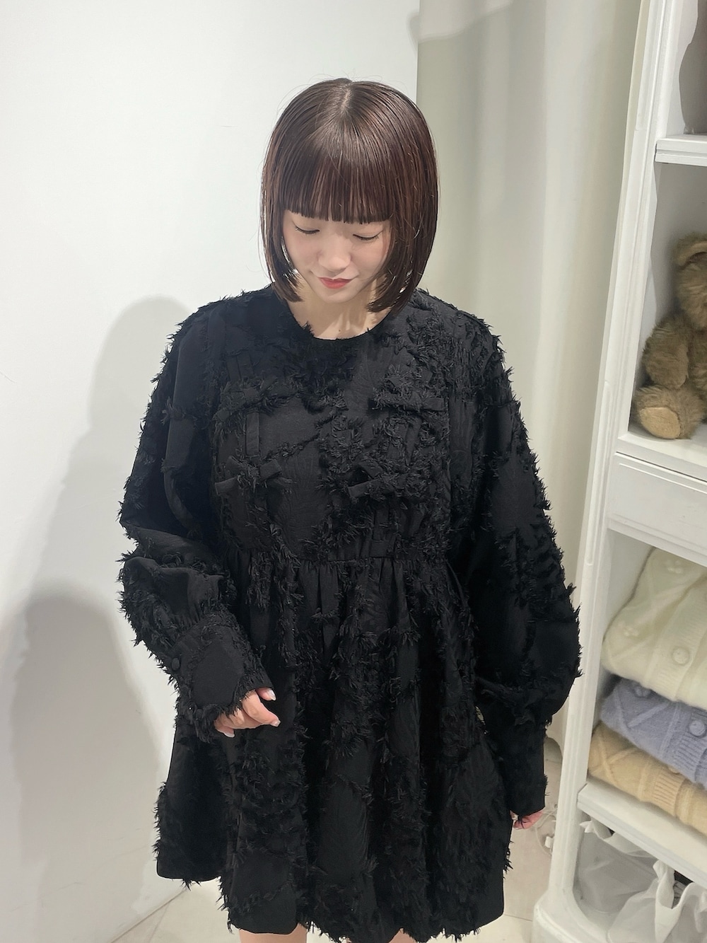 ホワイト系のブルゾン、ブラック系のワンピース、ホワイト系のローファーを着用したレディースの秋コーディネートの8枚目の写真