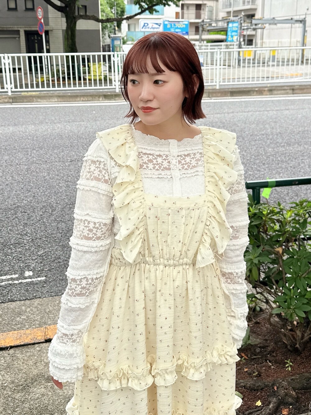 ホワイト系のTシャツ/カットソー、その他のワンピース、ピンク系のハンドバッグを着用したレディースの夏コーディネートの4枚目の写真