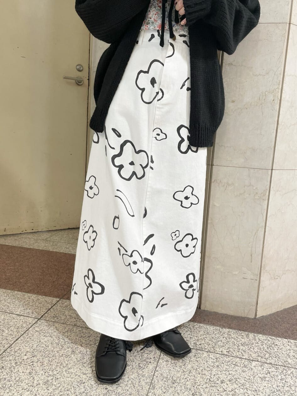 ブラック系のカーディガン/ボレロ、ブラック系のその他シューズ、ピンク系のTシャツ/カットソーを着用したレディースの秋コーディネートの5枚目の写真