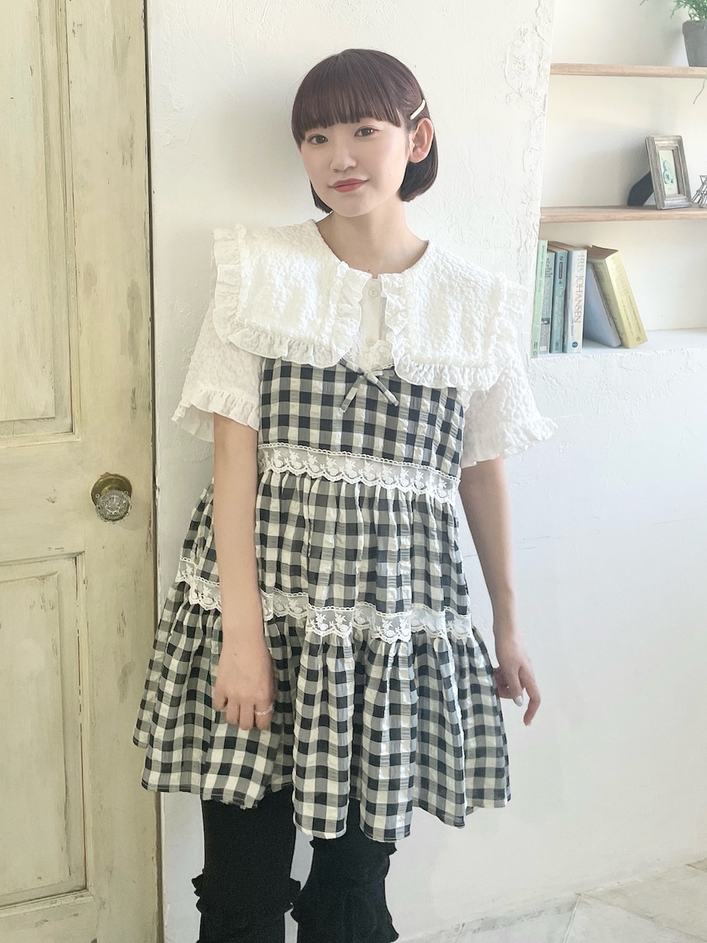 ブラック系のキャミソール、ホワイト系のシャツ/ブラウス、ブラック系のスウェットパンツを着用したレディースの春コーディネートの4枚目の写真