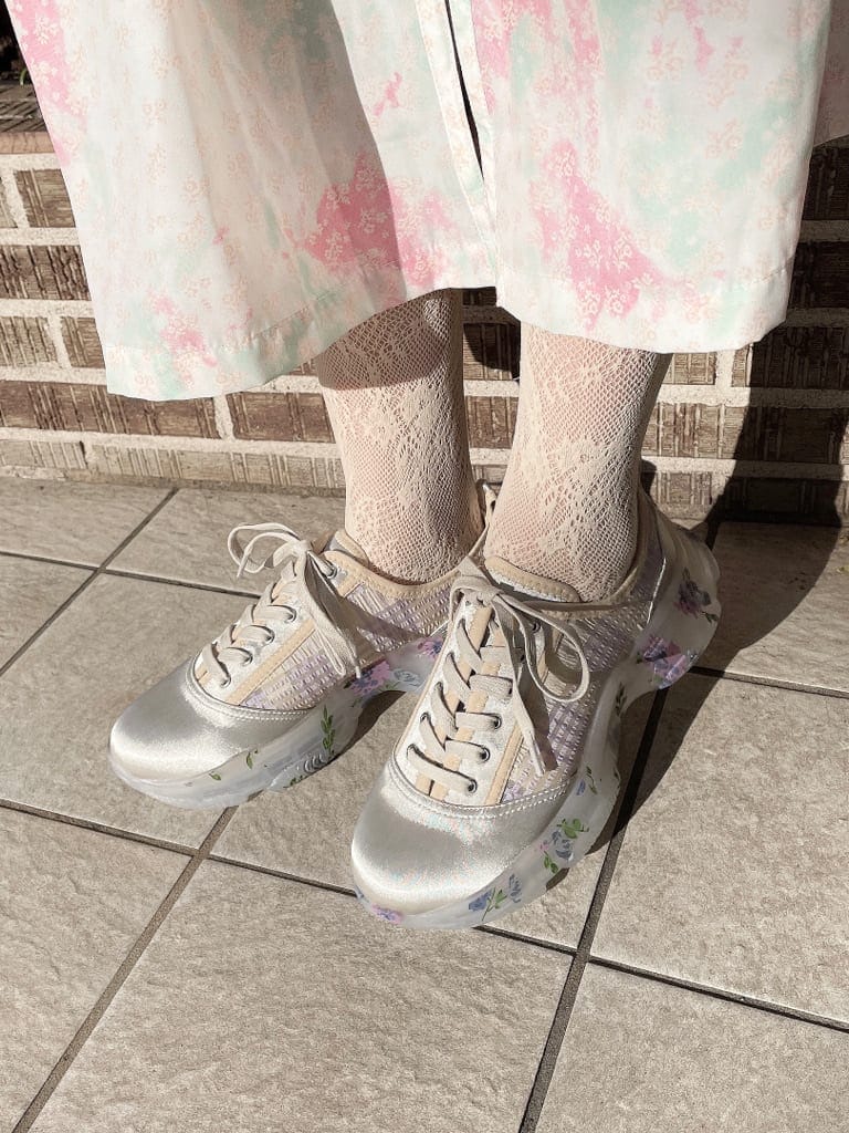 ベージュ系のその他アウター、ピンク系のワンピース、ホワイト系のスニーカーを着用したレディースの冬コーディネートの5枚目の写真